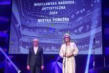 <p>Wrocławska Nagroda Artystyczna 2024. Zwycięzc&oacute;w poznaliśmy we wtorek, 10 grudnia w Sali Czerwonej Narodowego Forum Muzyki podczas gali. Wiceprezydent Renata Granowska i dyrektor Wydziału Kultury Jerzy Pietraszek</p>