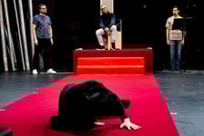 Zdjęcie z próby "Czekając na barbarzyńców" we Wrocławskim Teatrze Współczesnym
