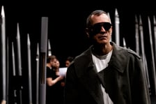Zdjęcie z próby "Czekając na barbarzyńców" we Wrocławskim Teatrze Współczesnym