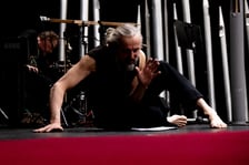 Zdjęcie z próby "Czekając na barbarzyńców" we Wrocławskim Teatrze Współczesnym