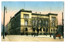 <p>Gmach Śląskiego Muzeum Rzemiosła Artystycznego i Starożytności na dawnej poczt&oacute;wce</p>