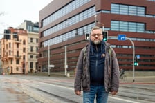 <p>Przewodnik Michał Karczmarek przy ul. Krupniczej, za nim NFM, kt&oacute;re wybudowano w miejscu, gdzie niegdyś znajdowało się Śląski Muzeum Rzemiosła Artystycznego i Starożytności&nbsp;</p>