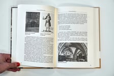 <p>Strona z książki z wejściem i wnętrzem Piwnicy Świdnickiej</p>