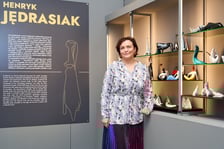 <p>dr Barbara Banaś na wystawie &bdquo;Wielka czw&oacute;rka i inni. Ceramiczna rzeźba kameralna w PRL-u&rdquo; w Muzeum Narodowym&nbsp;</p>