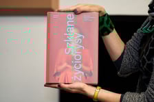 <p>Książka-katalog wystawy &bdquo;Szklane życiorysy. Polskie projektantki szkła (1945-2020)&rdquo;, projekt graficzny Joanna Jopkiewicz, Grupa Projektor</p>