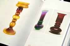 <p>Książka-katalog wystawy &bdquo;Szklane życiorysy&rdquo; &ndash; projekt Lucyny Pijaczewskiej</p>