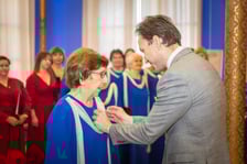 <p>Sabina Nychter i wicewojewoda&nbsp;Piotr Sebastian Kozdrowicki; uroczystość wręczenia odznaczeń w sali na antresoli dworca Wrocław Gł&oacute;wny (18 stycznia</p>