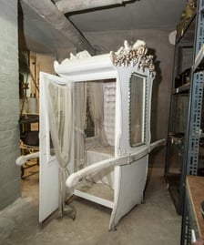 <p>Lektyka, kt&oacute;rej używała Dona Inez Moro w &bdquo;Rękopisie znalezionym w Saragossie&rdquo;</p>