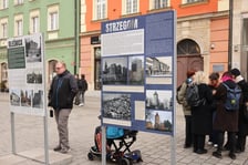<p>Wystawa plenerowa &bdquo;Amputacja czy rekonstrukcja. Miasta południowo-zachodniej Polski po 1945 roku&rdquo; w rynku do 11 marca.&nbsp;</p>