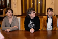 <p>Uroczystość wręczenia stypendi&oacute;w prezydenta Wrocławia na realizację przedsięwzięć artystycznych &ndash; stypendystki Agnieszka August-Zarębska, Jolanta Kudela, Agata Zemla</p>