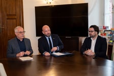 <p>Uroczystość wręczenia stypendi&oacute;w prezydenta Wrocławia na realizację przedsięwzięć artystycznych &ndash; od lewej Jerzy Pietraszek, dyrektor Wydziału Kultury, prezydent Jacek Sutryk, Jarosław Perduta, dyrektor Departamentu Kultury i Sportu</p>