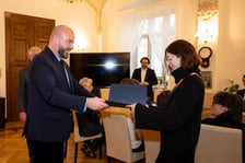 <p>Uroczystość wręczenia stypendi&oacute;w prezydenta Wrocławia na realizację przedsięwzięć artystycznych &ndash; dyplo odbiera Zuzanna Chęcińska</p>