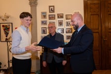 <p>Uroczystość wręczenia stypendi&oacute;w prezydenta Wrocławia na realizację przedsięwzięć artystycznych &ndash; dyplom odbiera Bartłomiej Malarz</p>