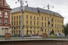 Dziś L'UNI– dawniej „Farmacja”. Nowoczesne biura są w dawnym budynku Wydziału Farmacji Uniwersytetu Medycznego przy ul. Grodzkiej.