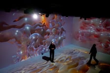 <p>Przestrzeń immersyjna &bdquo;W ciemnej toni miłości&rdquo;</p>