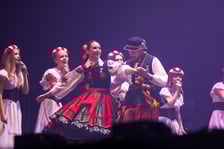 <p>Porywające układy choreograficzne w wykonaniu m.in. tancerzy Zespołu Pieśni i Tańca Warszawianka. Widowisko "Chłopi Tańcuj Remixed" w Hali Stulecia</p>