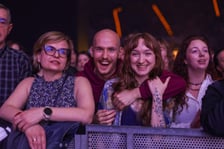 <p>Widowisko "Chłopi Tańcuj Remixed". Hala Stulecia wypełniła się niemal po brzegi</p>