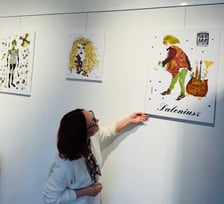 Przygotowania do wystawy prac Elżbiety Wodały
