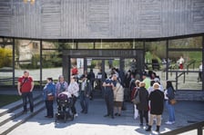 <p>Kolejki zwiedzających przed Panoramą Racławicką 4 kwietnia</p>