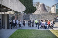 <p>Kolejki zwiedzających przed Panoramą Racławicką 4 kwietnia</p>