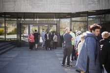 <p>Kolejki zwiedzających przed Panoramą Racławicką 4 kwietnia</p>