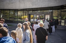 <p>Kolejki zwiedzających przed Panoramą Racławicką 4 kwietnia</p>