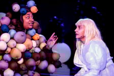 Z lewej Emose Uhunmwangho w "Alicji..." w Teatrze Muzycznym Capitol