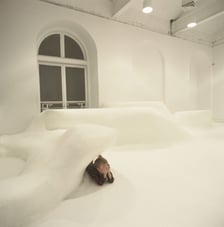 <p>Jakub Szczęsny, Aleksandra Wasilkowska, instalacja Chmura, przestrzeń warsztatowa, Galeria Zachęta</p>