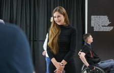 <p>Kuratorka Aleksandra Szwedo, otwarcie (13 kwietnia 2025 roku) wystawy fotografii Z. Beksińskiego w Pawilonie Czterech Kopuł we Wrocławiu</p>