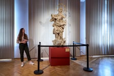 <p>Powr&oacute;t figury Immaculaty do Wrocławia! Po 80 latach barokową rzeźbę odnalazł Piotr Oszczanowski, dyrektor Muzeum Narodowego we Wrocławiu, obok rzeźby Barbara Andruszkiewicz</p>
