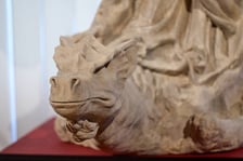 <p>Powr&oacute;t figury Immaculaty do Wrocławia! Po 80 latach barokową rzeźbę odnalazł Piotr Oszczanowski, dyrektor Muzeum Narodowego we Wrocławiu, na zdjęciu smok z figury&nbsp;</p>