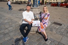 <p>Celina i Kamil Karpińscy&nbsp;z książką &bdquo;Miejsca we Wrocławiu. Ilustrowany przewodnik dla dzieci&rdquo; przy krasnalu&nbsp;</p>