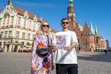<p>Celina i Kamil Karpińscy&nbsp;z książką &bdquo;Miejsca we Wrocławiu. Ilustrowany przewodnik dla dzieci&rdquo;&nbsp;</p>