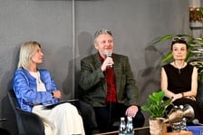 <p>Wiceprezydent Renata Granowska, Igor Pietraszewski, szef artystyczny i Olga Nowakowska, dyrektor Strefy Kultury Wrocław podczas konferencji festiwalu Jazz nad Odrą</p>