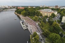 <p class="MsoNormal"><strong>HARMONOGRAM WYDARZEŃ ŚWIĘTA WROCŁAWIA 2026 OD 22.06. DO 30.06.</strong></p>
<p class="MsoNormal"><strong>25 CZERWCA</strong></p>
<p class="MsoNormal"><strong>godz. 12.00 <span style="color: #ee0000;">Stary Ratusz we Wrocławiu &ndash; zamek mieszczan &ndash; spacer z oprowadzaniem</span></strong> Rynek (Muzeum Sztuki Mieszczańskiej) <a href="http://www.muzeum.miejskie.wroclaw.pl/">www.muzeum.miejskie.wroclaw.pl</a></p>
<p class="MsoNormal"><strong>godz. 18.00</strong> <strong><span style="color: #ee0000;">&bdquo;Kiedy Ty m&oacute;wisz Odra&rdquo; i &bdquo;Odra, poezja rzeki&rdquo;</span></strong> &ndash; prezentacja antologii wierszy i filmu w reżyserii Anny Marii Fusaro iStanisława Melskiego pl. gen. T. Kościuszki 10 (Klub Muzyki i Literatury) <a href="http://www.klubmil.pl/">www.klubmil.pl</a></p>
<p class="MsoNormal"><strong>godz. 18.00&ndash;20.30</strong> Boki Bruku: W godności wolność &ndash; wydarzenie artystyczne, strefa kreacji <strong>godz. 21.00&ndash;22.00</strong> Live act muzyczno-wizualny ul. Ruska 46 <a href="http://www.kameralisci.pl/">www.kameralisci.pl</a></p>
<p class="MsoNormal"><strong>godz. 20.00</strong> <strong><span style="color: #ee0000;">Koncert na statkach &ndash; &bdquo;Wratislavii&rdquo; i&bdquo;Rusałce&rdquo;,</span></strong> na kt&oacute;rych wystąpią: ElectroAcoustic Beat Sessions, Urszula Dudziak, Anna Rusowicz, Paulina Przybysz i John Porter, połączony z pokazem świetlnym na Ostrowie Tumskim Bulwar X. Dunikowskiego <a href="http://www.wro.news/statki">www.wro.news/statki</a></p>
<p class="MsoNormal">(na zdjęciu ubiegłoroczny koncert na statkach)</p>