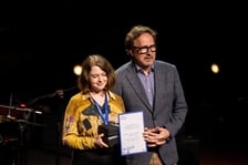 <p>Katarzyna Schmidt-Przeździecka z kwartetu Tomasza Lepczaka, zdjęcie z wręczenia nagr&oacute;d (23 kwietnia 2025)</p>