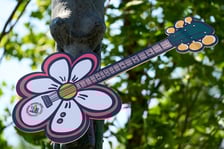 <p>Pomnik Wrocławianki dostał w prezencie gitarę i certyfikat uczestnictwa w Gitarowym Rekordzie Świata 2025</p>