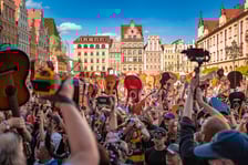 <p>Gitarowy Rekord Świata 2025 na wrocławskim rynku</p>