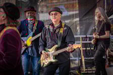 <p>Leszek Cichoński na Gitarowym Rekordzie Świata 2025</p>