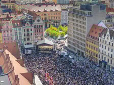 <p>Gitarowy Rekord Świata 2025 na wrocławskim rynku na zdjęciach z drona</p>