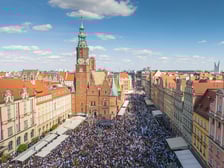 <p>Gitarowy Rekord Świata 2025 na wrocławskim rynku na zdjęciach z drona</p>