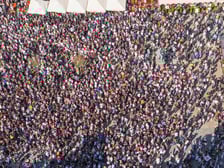 <p>Gitarowy Rekord Świata 2025 na wrocławskim rynku na zdjęciach z drona</p>