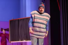 <p>Scena ze spektaklu &bdquo;Zła dziewczynka&rdquo; w reż. Jakuba Krofty we Wrocławskim Teatrze Lalek</p>