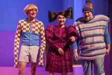 <p>Scena ze spektaklu &bdquo;Zła dziewczynka&rdquo; w reż. Jakuba Krofty we Wrocławskim Teatrze Lalek</p>