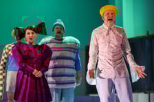 <p>Scena ze spektaklu &bdquo;Zła dziewczynka&rdquo; w reż. Jakuba Krofty we Wrocławskim Teatrze Lalek</p>