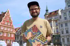 <p>Jakub Kamiński z tomem wyr&oacute;żnionym&nbsp;Polish Graphic Design Awards</p>