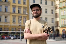 <p>Jakub Kamiński z płytą zespołu Lumpeks, do kt&oacute;rej zaprojektował okładkę. Okazała się zwycięzcą X edycji poznańskiego Konkursu 30/30</p>