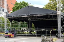 <p>Na zdjęciach budowa sceny na koncert ZAZ i Sary James na placu Wolności&nbsp;</p>