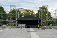 <p>Na zdjęciach budowa sceny na koncert ZAZ i Sary James na placu Wolności&nbsp;</p>