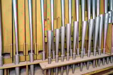 <p>Piszczałki organ&oacute;w w katedrze wrocławskiej</p>